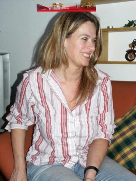 Middle-aged woman Marina Montana frees her big natural tits while disrobing 94886604