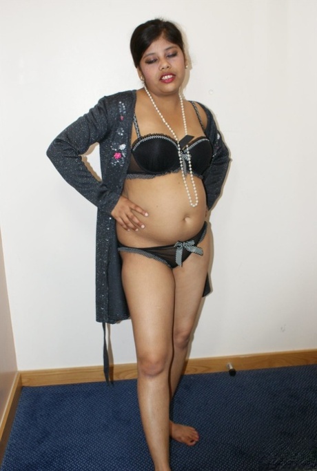 Indian plumper Rupali sits cross legged after getting totally naked